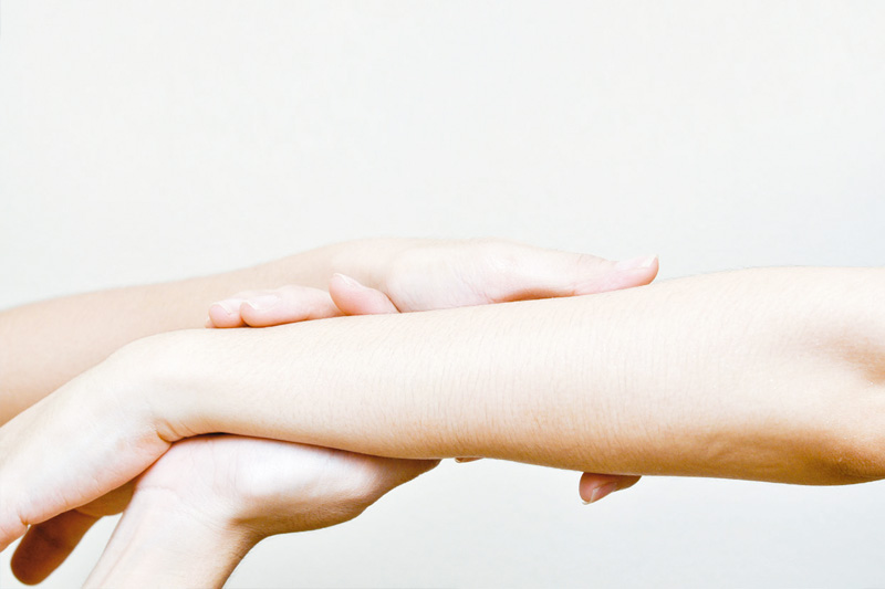 Manos entreladas acariciándoselos